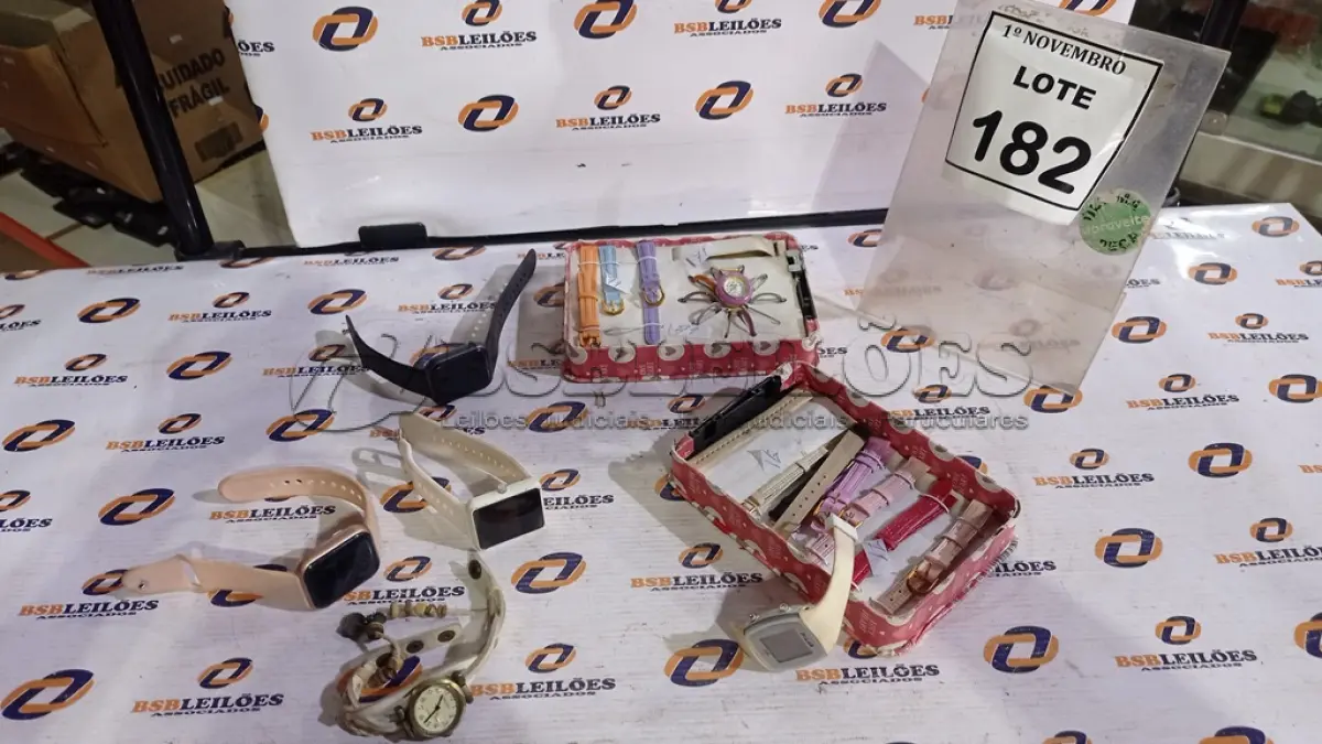 LOTE 182 - 03 SMART WATCH E VÁRIAS PULSEIRAS DE RELÓGIO. (NO ESTADO) ATENÇÃO! FAZER A VISITAÇÃO ANTES DE ARREMATAR, NÃO SABEMOS SE FUNCIONA, LEILÃO NÃO TEM GARANTIA E NEM DEVOLUÇÃO, SUJEITO A POSSÍVEIS AVARIAS VISÍVEIS/OCULTAS E/OU AUSÊNCIA DE COMPONENTES.