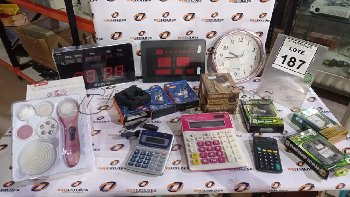 LOTE 187 - 01 APARELHO DE LIMPEZA DE PELE, 03 RELÓGIOS DE PAREDE, 03 MICROFONES SEM FIO PARA CELULARES, 03 CARREGADORES DE CELULAR, 03 CALCULADORAS E 02 PERFURADORES DE PAPEL. (NO ESTADO) ATENÇÃO! FAZER A VISITAÇÃO ANTES DE ARREMATAR, NÃO SABEMOS SE FUNCIONA, LEILÃO NÃO TEM GARANTIA E NEM DEVOLUÇÃO, SUJEITO A POSSÍVEIS AVARIAS VISÍVEIS/OCULTAS E/OU AUSÊNCIA DE COMPONENTES.