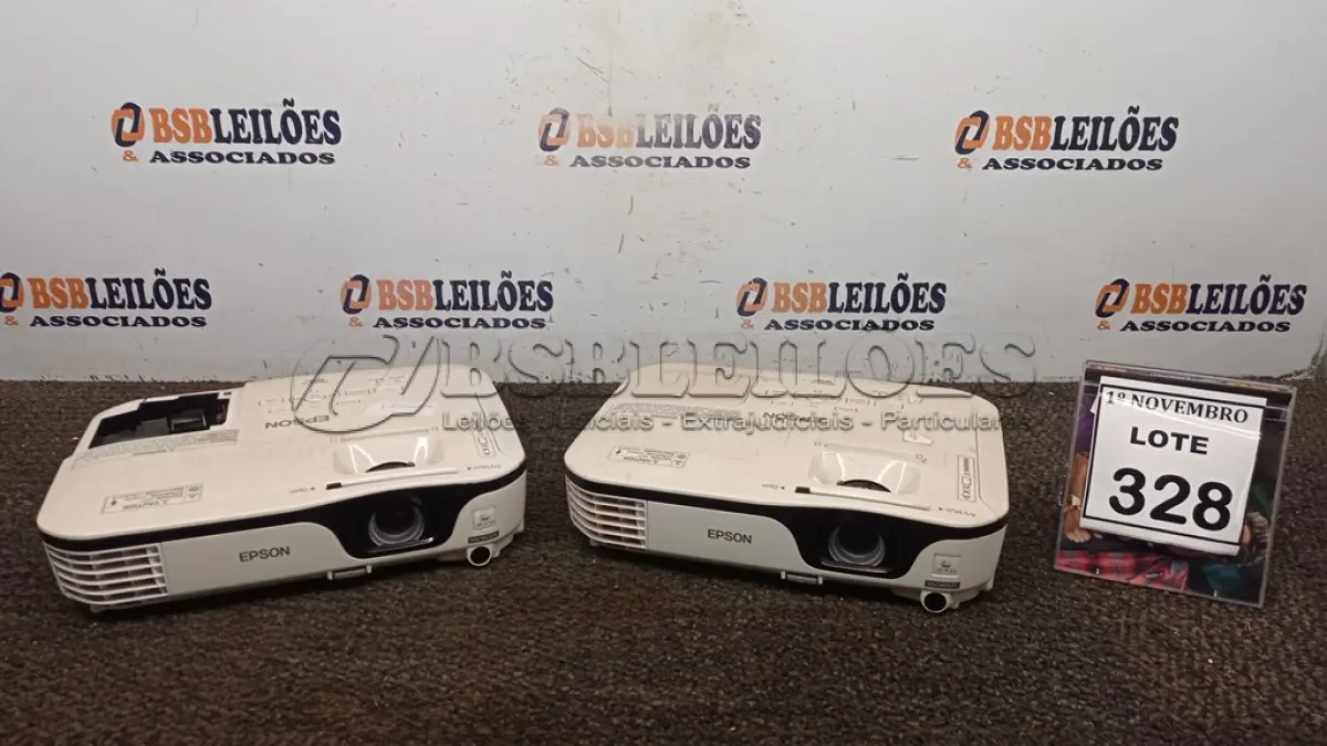 LOTE 328 - 02 PROJETORES MARCA EPSON PARA RETIRADA DE PEÇAS. (NO ESTADO) ATENÇÃO! FAZER A VISITAÇÃO ANTES DE ARREMATAR, NÃO SABEMOS SE FUNCIONA, LEILÃO NÃO TEM GARANTIA E NEM DEVOLUÇÃO, SUJEITO A POSSÍVEIS AVARIAS VISÍVEIS/OCULTAS E/OU AUSÊNCIA DE COMPONENTES.
