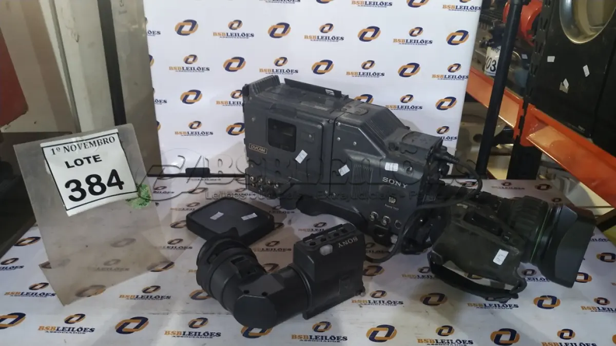 LOTE 384 - 01 CÂMERA FILMADORA MODELO DVCAM MARCA SONY. (NO ESTADO) ATENÇÃO! FAZER A VISITAÇÃO ANTES DE ARREMATAR, NÃO SABEMOS SE FUNCIONA, LEILÃO NÃO TEM GARANTIA E NEM DEVOLUÇÃO, SUJEITO A POSSÍVEIS AVARIAS VISÍVEIS/OCULTAS E/OU AUSÊNCIA DE COMPONENTES.