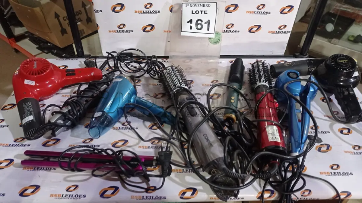 LOTE 161 - 01 LOTE COM VÁRIOS SECADORES DE CABELO, ESCOVAS DE CABELO ELÉTRICAS E CHAPINHAS MARCAS E MODELOS DIVERSOS. (NO ESTADO) ATENÇÃO! FAZER A VISITAÇÃO ANTES DE ARREMATAR, NÃO SABEMOS SE FUNCIONA, LEILÃO NÃO TEM GARANTIA E NEM DEVOLUÇÃO, SUJEITO A POSSÍVEIS AVARIAS VISÍVEIS/OCULTAS E/OU AUSÊNCIA DE COMPONENTES.