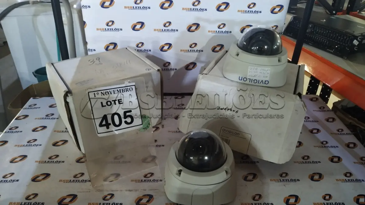 LOTE 405 - 02 CÂMERAS DOME MARCA AVIGILON. (NO ESTADO) ATENÇÃO! FAZER A VISITAÇÃO ANTES DE ARREMATAR, NÃO SABEMOS SE FUNCIONA, LEILÃO NÃO TEM GARANTIA E NEM DEVOLUÇÃO, SUJEITO A POSSÍVEIS AVARIAS VISÍVEIS/OCULTAS E/OU AUSÊNCIA DE COMPONENTES.