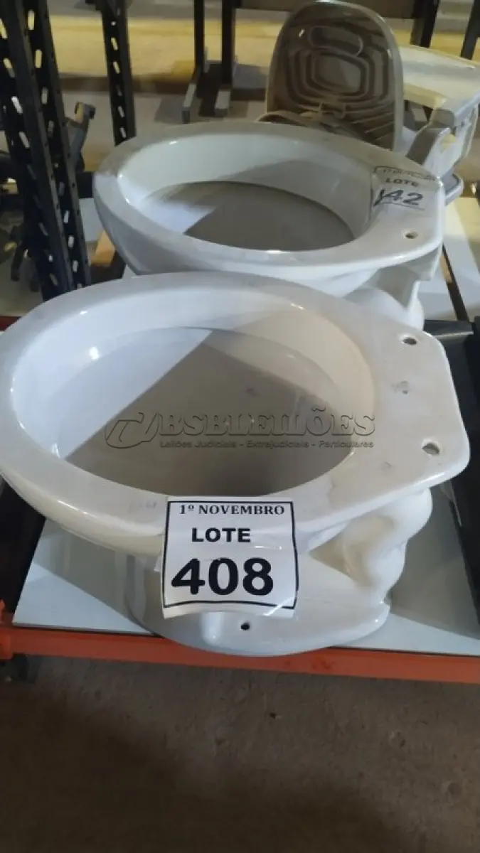 LOTE 408 - 02 VASOS SANITÁRIOS. (NO ESTADO) ATENÇÃO! FAZER A VISITAÇÃO ANTES DE ARREMATAR, NÃO SABEMOS SE FUNCIONA, LEILÃO NÃO TEM GARANTIA E NEM DEVOLUÇÃO, SUJEITO A POSSÍVEIS AVARIAS VISÍVEIS/OCULTAS E/OU AUSÊNCIA DE COMPONENTES.