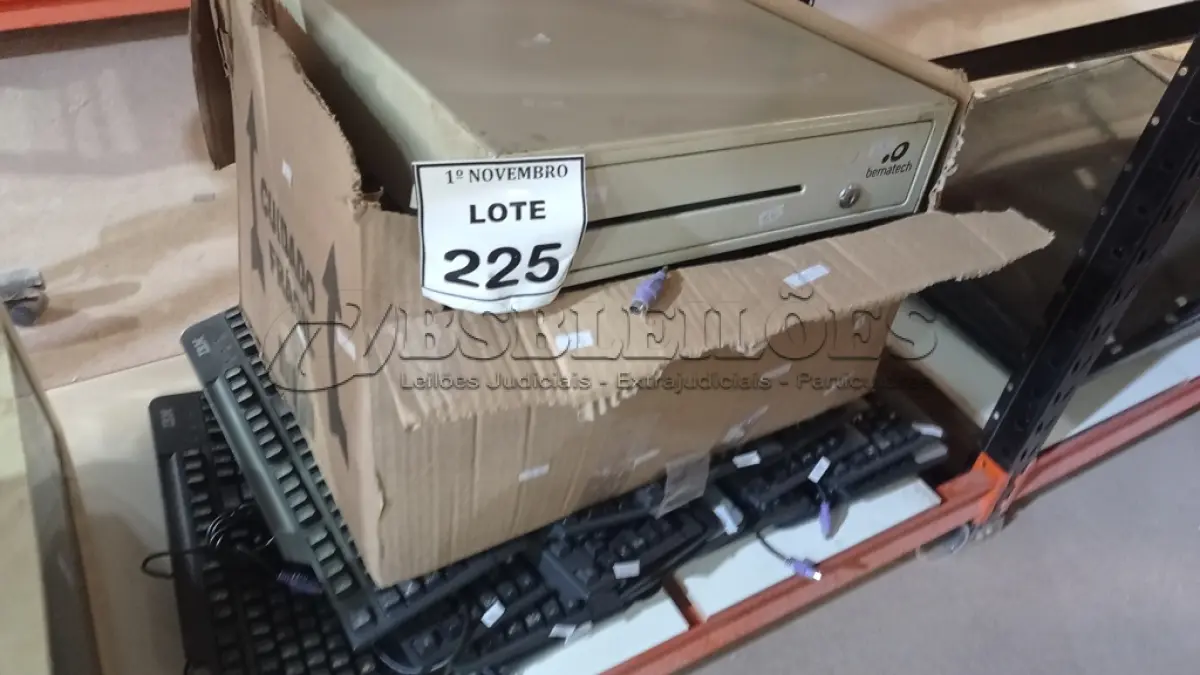 LOTE 225 - 01 GAVETA DE DINHEIRO E 01 CAIXA COM GRANDE QUANTIDADE DE TECLADOS DE PC. (NO ESTADO) ATENÇÃO! FAZER A VISITAÇÃO ANTES DE ARREMATAR, NÃO SABEMOS SE FUNCIONA, LEILÃO NÃO TEM GARANTIA E NEM DEVOLUÇÃO, SUJEITO A POSSÍVEIS AVARIAS VISÍVEIS/OCULTAS E/OU AUSÊNCIA DE COMPONENTES.