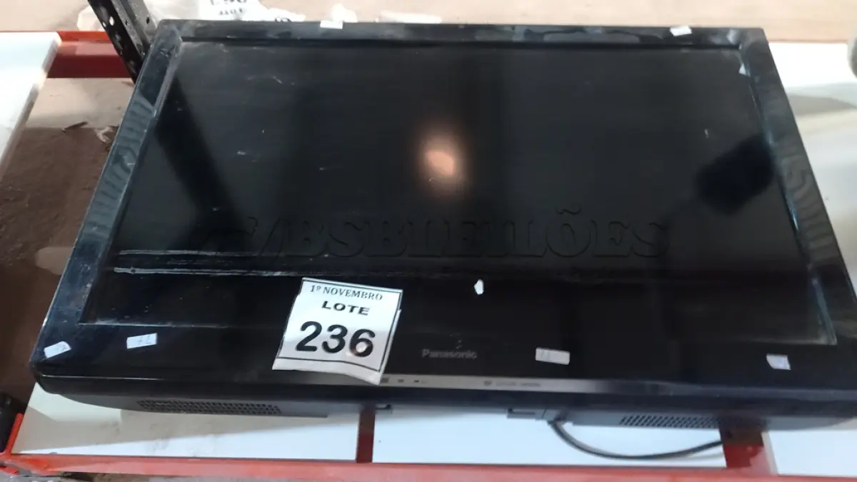 LOTE 236 - 01 TVS LCD 32’’ MARCA PANASONIC. (NO ESTADO) ATENÇÃO! FAZER A VISITAÇÃO ANTES DE ARREMATAR, NÃO SABEMOS SE FUNCIONA, LEILÃO NÃO TEM GARANTIA E NEM DEVOLUÇÃO, SUJEITO A POSSÍVEIS AVARIAS VISÍVEIS/OCULTAS E/OU AUSÊNCIA DE COMPONENTES.
