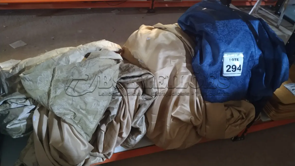 LOTE 294 - 01 LOTE COM VÁRIAS CORTINAS. (NO ESTADO) ATENÇÃO! FAZER A VISITAÇÃO ANTES DE ARREMATAR, NÃO SABEMOS SE FUNCIONA, LEILÃO NÃO TEM GARANTIA E NEM DEVOLUÇÃO, SUJEITO A POSSÍVEIS AVARIAS VISÍVEIS/OCULTAS E/OU AUSÊNCIA DE COMPONENTES.
