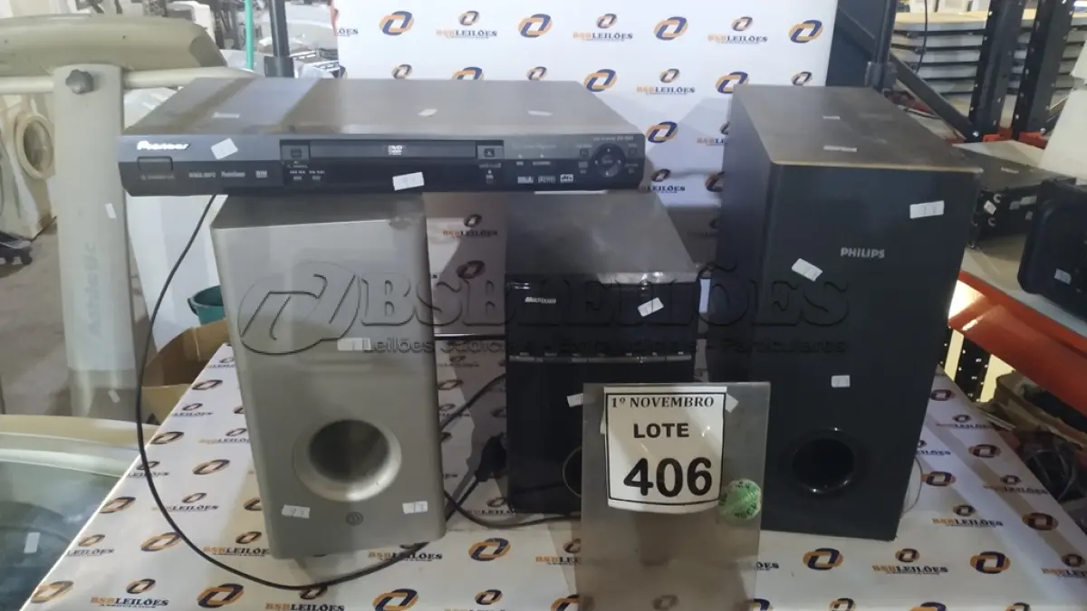 LOTE 406 - 01 APARELHO DE DVD E 03 CAIXAS DE HOME THEATER DE MARCAS DIVERSAS. (NO ESTADO) ATENÇÃO! FAZER A VISITAÇÃO ANTES DE ARREMATAR, NÃO SABEMOS SE FUNCIONA, LEILÃO NÃO TEM GARANTIA E NEM DEVOLUÇÃO, SUJEITO A POSSÍVEIS AVARIAS VISÍVEIS/OCULTAS E/OU AUSÊNCIA DE COMPONENTES.