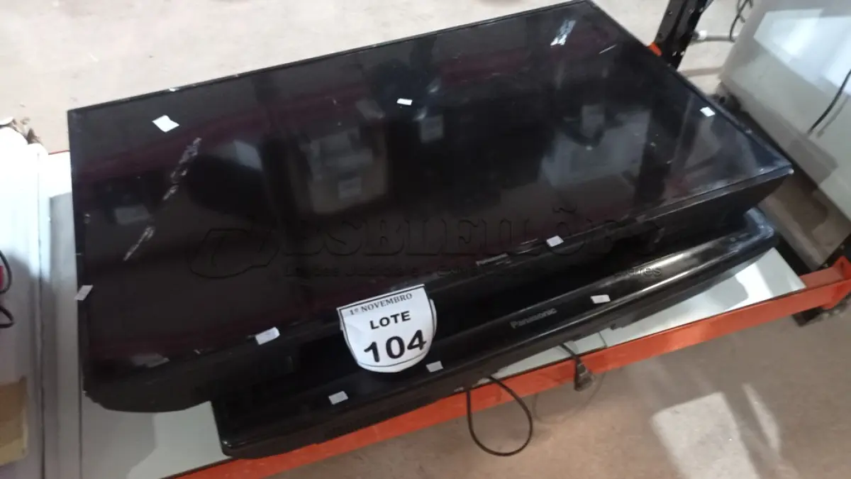 LOTE 104 - 01 TV LCD 32’’ E 01 TV LCD 40’’ MARCA PANASONIC. (NO ESTADO) ATENÇÃO! FAZER A VISITAÇÃO ANTES DE ARREMATAR, NÃO SABEMOS SE FUNCIONA, LEILÃO NÃO TEM GARANTIA E NEM DEVOLUÇÃO, SUJEITO A POSSÍVEIS AVARIAS VISÍVEIS/OCULTAS E/OU AUSÊNCIA DE COMPONENTES.