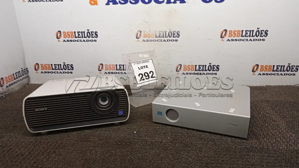 LOTE 292 - 02 PROJETORES MARCA SONY. (NO ESTADO) ATENÇÃO! FAZER A VISITAÇÃO ANTES DE ARREMATAR, NÃO SABEMOS SE FUNCIONA, LEILÃO NÃO TEM GARANTIA E NEM DEVOLUÇÃO, SUJEITO A POSSÍVEIS AVARIAS VISÍVEIS/OCULTAS E/OU AUSÊNCIA DE COMPONENTES.