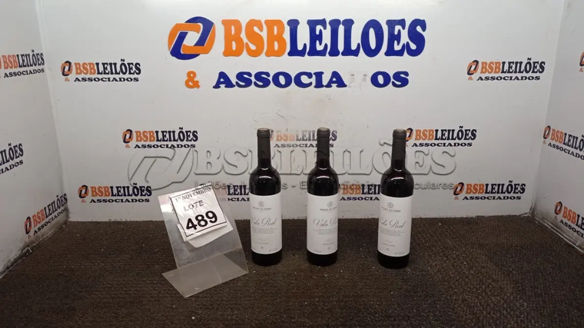 LOTE 489 - 03 GARRAFAS DE VINHO TINTO SECO VALA REAL PORTUGUÊS SAFRA 2019 750ML. (NO ESTADO) ATENÇÃO! FAZER A VISITAÇÃO ANTES DE ARREMATAR, NÃO SABEMOS SE FUNCIONA, LEILÃO NÃO TEM GARANTIA E NEM DEVOLUÇÃO, SUJEITO A POSSÍVEIS AVARIAS VISÍVEIS/OCULTAS E/OU AUSÊNCIA DE COMPONENTES.