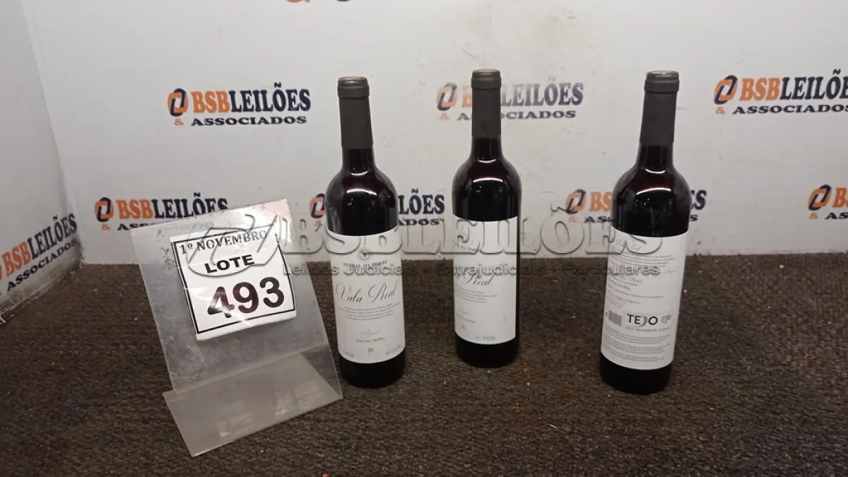 LOTE 493 - 03 GARRAFAS DE VINHO TINTO SECO VALA REAL PORTUGUÊS SAFRA 2019 750ML. (NO ESTADO) ATENÇÃO! FAZER A VISITAÇÃO ANTES DE ARREMATAR, NÃO SABEMOS SE FUNCIONA, LEILÃO NÃO TEM GARANTIA E NEM DEVOLUÇÃO, SUJEITO A POSSÍVEIS AVARIAS VISÍVEIS/OCULTAS E/OU AUSÊNCIA DE COMPONENTES.