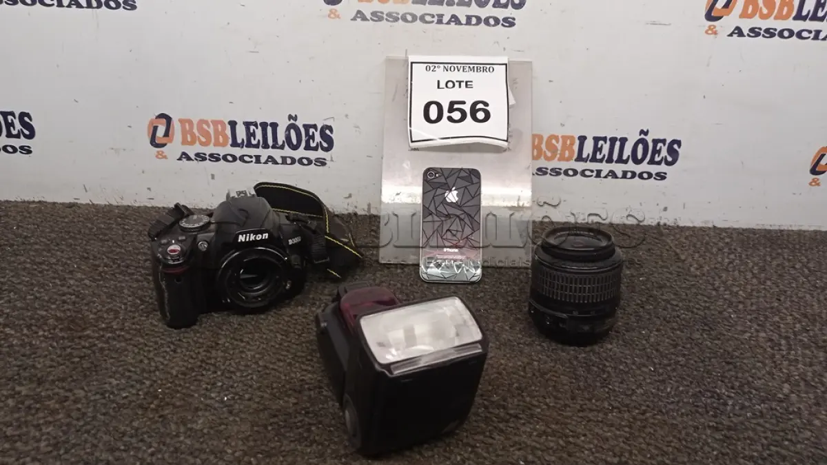 LOTE 056 - 01 MÁQUINA FOTOGRÁFICA DIGITAL MARCA NIKON MODELO D3000 COM LENTE, 01 FLASH E 01 IPHONE. (NO ESTADO) ATENÇÃO! FAZER A VISITAÇÃO ANTES DE ARREMATAR, NÃO SABEMOS SE FUNCIONA, LEILÃO NÃO TEM GARANTIA E NEM DEVOLUÇÃO, SUJEITO A POSSÍVEIS AVARIAS VISÍVEIS/OCULTAS E/OU AUSÊNCIA DE COMPONENTES.