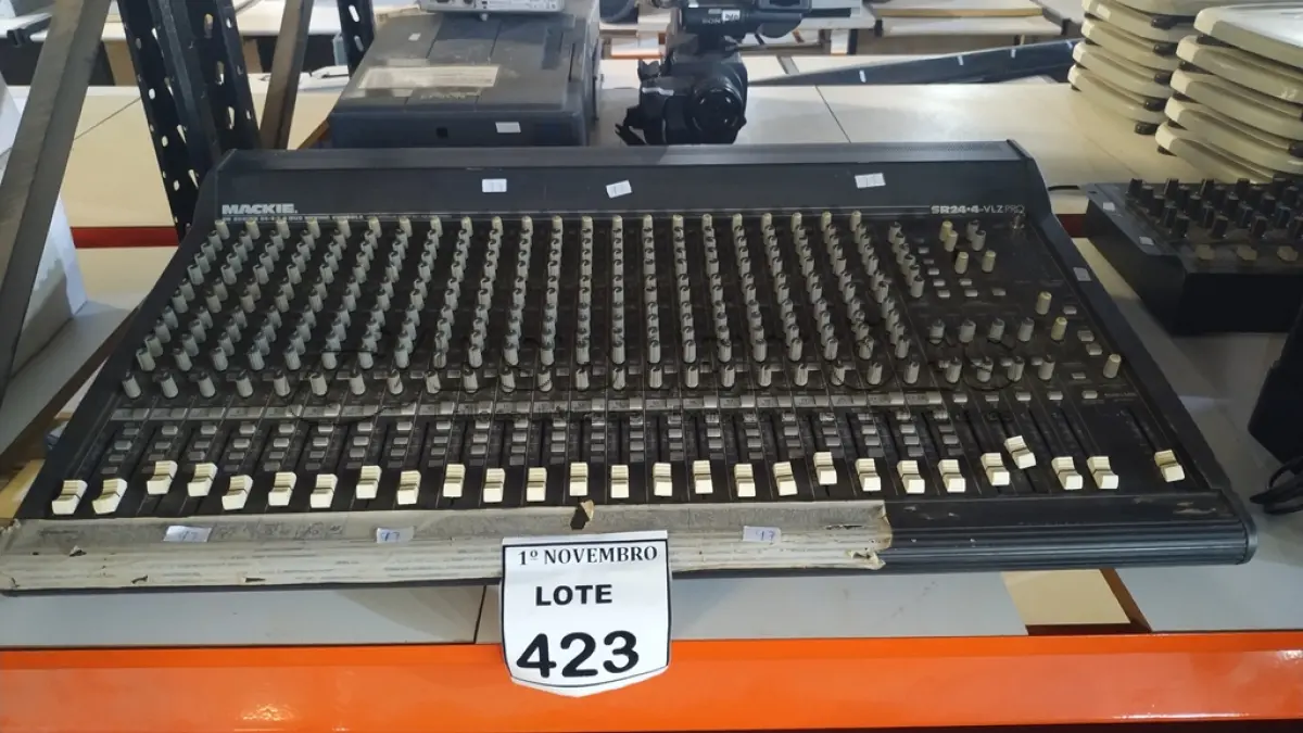 LOTE 423 - 01 MESA DE SOM 24 CANAIS MODELO SR24.4-VLZ PRO MARCA MAKIE. (NO ESTADO) ATENÇÃO! FAZER A VISITAÇÃO ANTES DE ARREMATAR, NÃO SABEMOS SE FUNCIONA, LEILÃO NÃO TEM GARANTIA E NEM DEVOLUÇÃO, SUJEITO A POSSÍVEIS AVARIAS VISÍVEIS/OCULTAS E/OU AUSÊNCIA DE COMPONENTES.