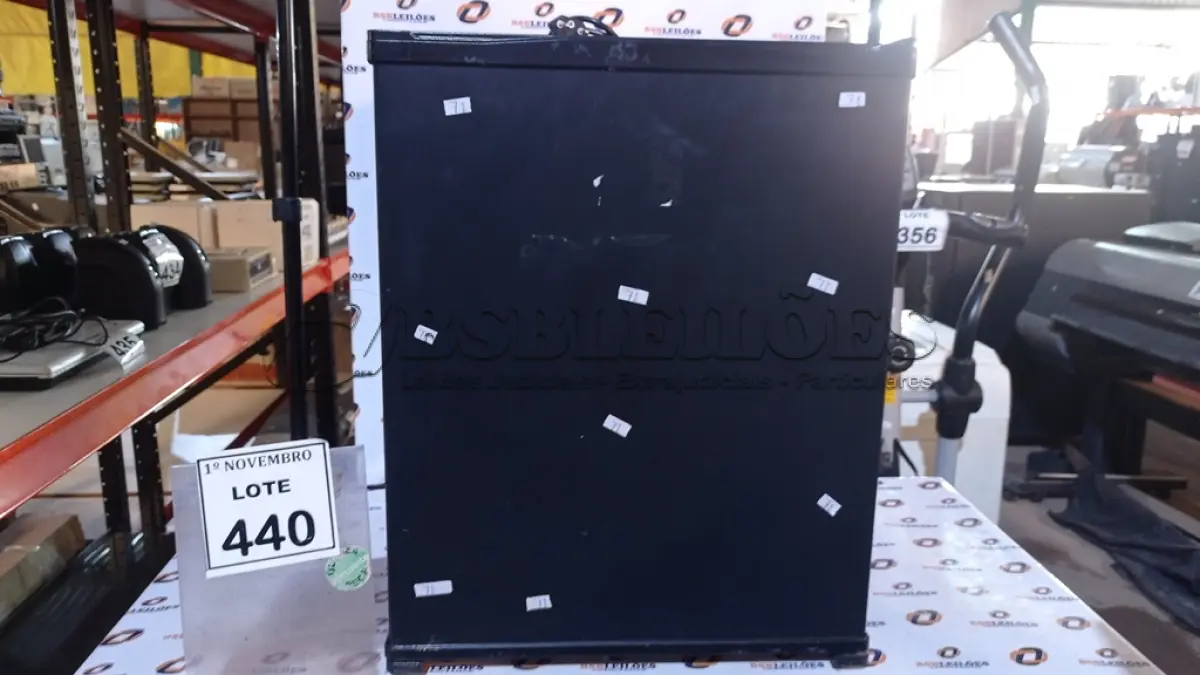 LOTE 440 - 01 FRIGOBAR 220V. (NO ESTADO) ATENÇÃO! FAZER A VISITAÇÃO ANTES DE ARREMATAR, NÃO SABEMOS SE FUNCIONA, LEILÃO NÃO TEM GARANTIA E NEM DEVOLUÇÃO, SUJEITO A POSSÍVEIS AVARIAS VISÍVEIS/OCULTAS E/OU AUSÊNCIA DE COMPONENTES.