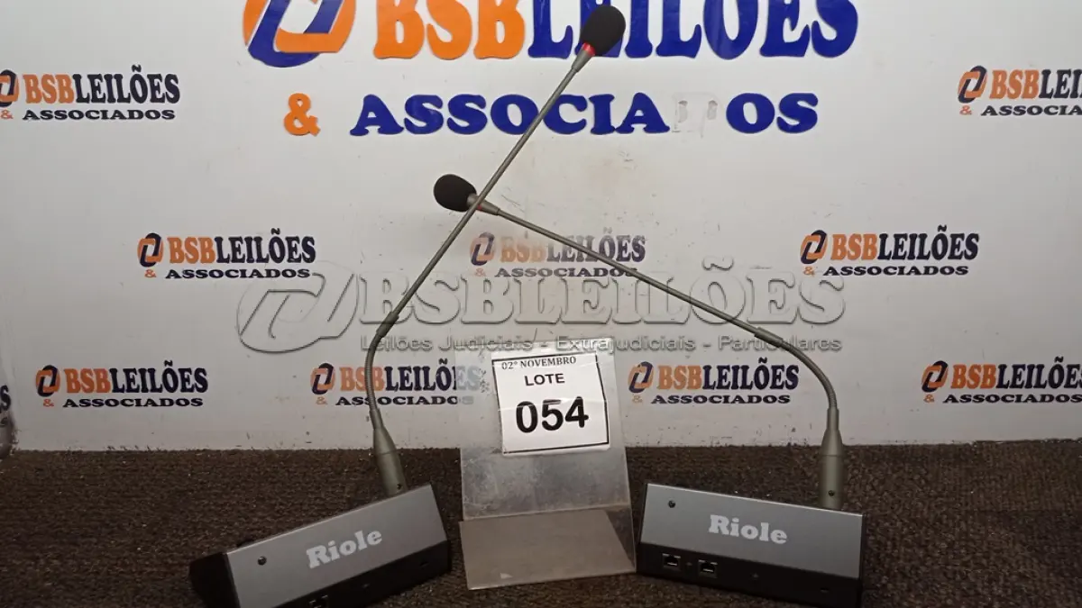 LOTE 054 - 02 MICROFONES DE MESA MARCA RIOLE. (NO ESTADO) ATENÇÃO! FAZER A VISITAÇÃO ANTES DE ARREMATAR, NÃO SABEMOS SE FUNCIONA, LEILÃO NÃO TEM GARANTIA E NEM DEVOLUÇÃO, SUJEITO A POSSÍVEIS AVARIAS VISÍVEIS/OCULTAS E/OU AUSÊNCIA DE COMPONENTES.