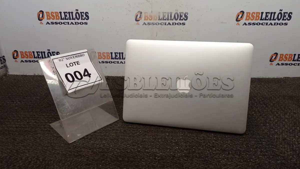 LOTE 004 - 01 MACBOOK APPLE. (NO ESTADO) ATENÇÃO! FAZER A VISITAÇÃO ANTES DE ARREMATAR, NÃO SABEMOS SE FUNCIONA, LEILÃO NÃO TEM GARANTIA E NEM DEVOLUÇÃO, SUJEITO A POSSÍVEIS AVARIAS VISÍVEIS/OCULTAS E/OU AUSÊNCIA DE COMPONENTES.