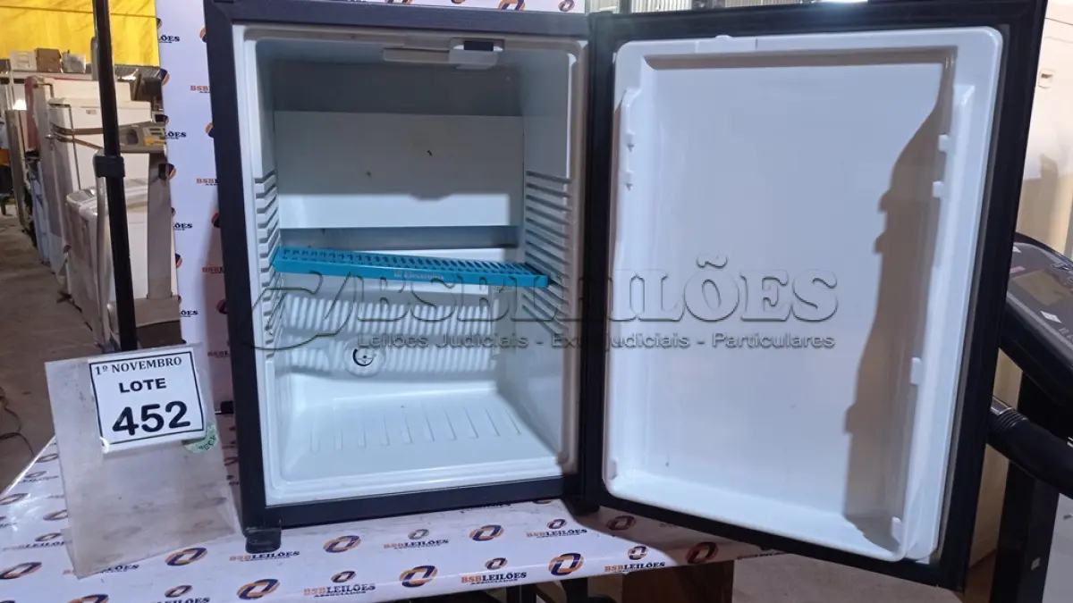 LOTE 452 - 01 FRIGOBAR 220V MARCA ELECTROLUX. (NO ESTADO) ATENÇÃO! FAZER A VISITAÇÃO ANTES DE ARREMATAR, NÃO SABEMOS SE FUNCIONA, LEILÃO NÃO TEM GARANTIA E NEM DEVOLUÇÃO, SUJEITO A POSSÍVEIS AVARIAS VISÍVEIS/OCULTAS E/OU AUSÊNCIA DE COMPONENTES.