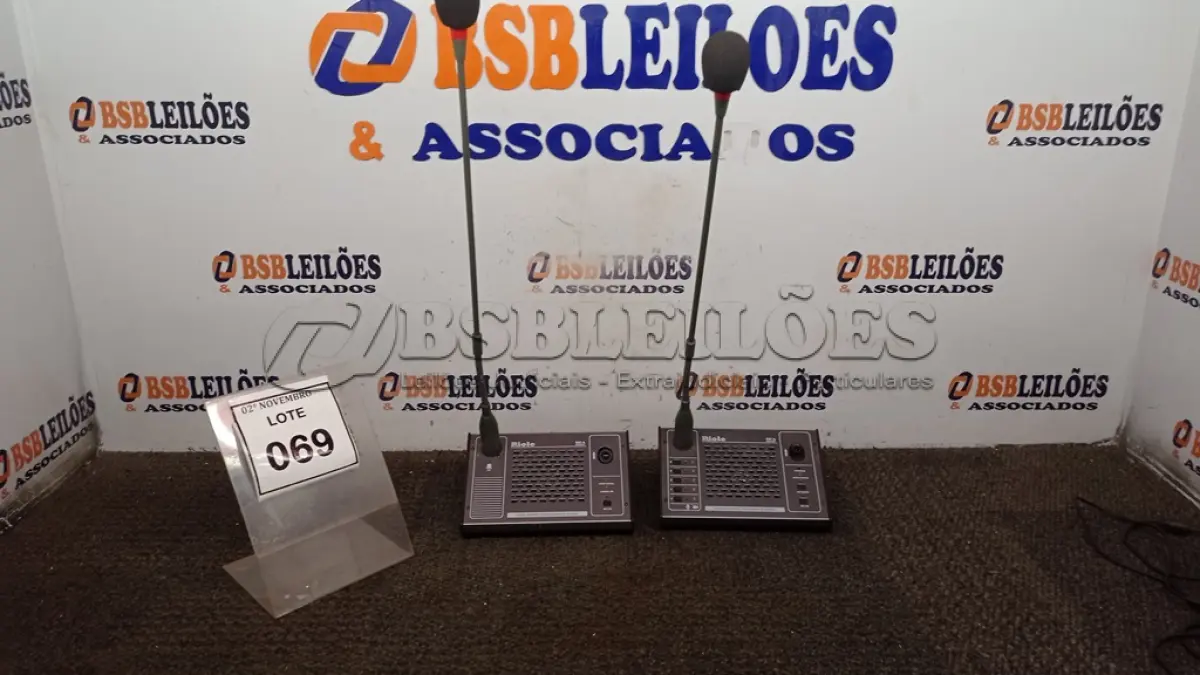 LOTE 069 - 02 MICROFONES DE MESA MARCA RIOLE. (NO ESTADO) ATENÇÃO! FAZER A VISITAÇÃO ANTES DE ARREMATAR, NÃO SABEMOS SE FUNCIONA, LEILÃO NÃO TEM GARANTIA E NEM DEVOLUÇÃO, SUJEITO A POSSÍVEIS AVARIAS VISÍVEIS/OCULTAS E/OU AUSÊNCIA DE COMPONENTES.