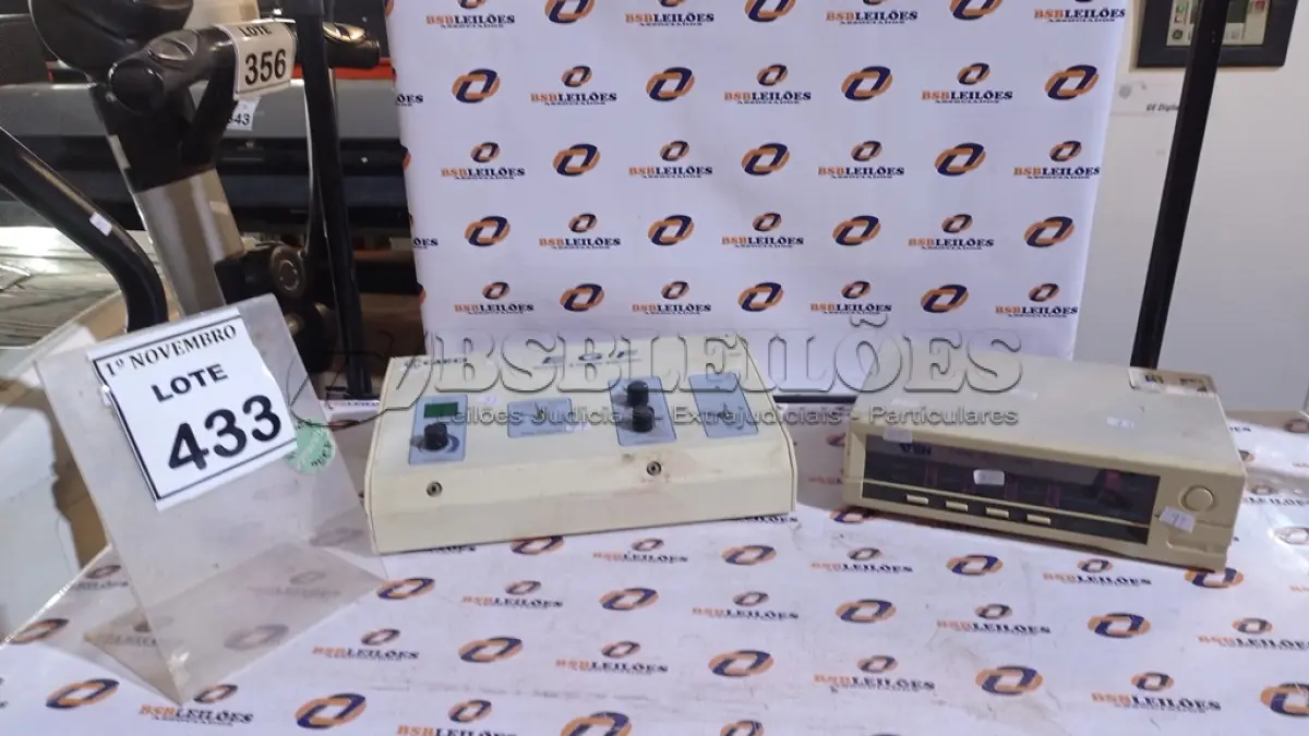 LOTE 433 - 01 SWITCH KVM ATEM MASTER VIEW E 01 EQUIPAMENTO ESTIMULADOR GALVÂNICO E FARÁDICO EGF MARCA CARCI. (NO ESTADO) ATENÇÃO! FAZER A VISITAÇÃO ANTES DE ARREMATAR, NÃO SABEMOS SE FUNCIONA, LEILÃO NÃO TEM GARANTIA E NEM DEVOLUÇÃO, SUJEITO A POSSÍVEIS AVARIAS VISÍVEIS/OCULTAS E/OU AUSÊNCIA DE COMPONENTES.