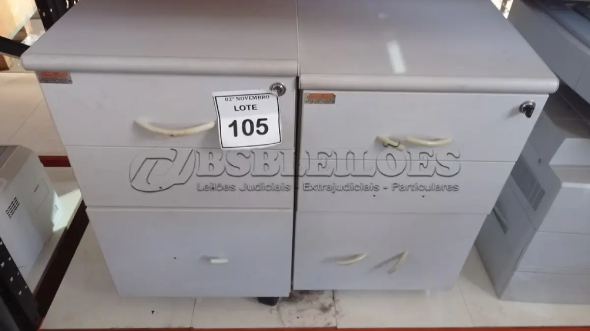 LOTE 105 - 02 GAVETEIROS COM RODINHAS COM 03 GAVETAS CADA. (NO ESTADO) ATENÇÃO! FAZER A VISITAÇÃO ANTES DE ARREMATAR, NÃO SABEMOS SE FUNCIONA, LEILÃO NÃO TEM GARANTIA E NEM DEVOLUÇÃO, SUJEITO A POSSÍVEIS AVARIAS VISÍVEIS/OCULTAS E/OU AUSÊNCIA DE COMPONENTES.