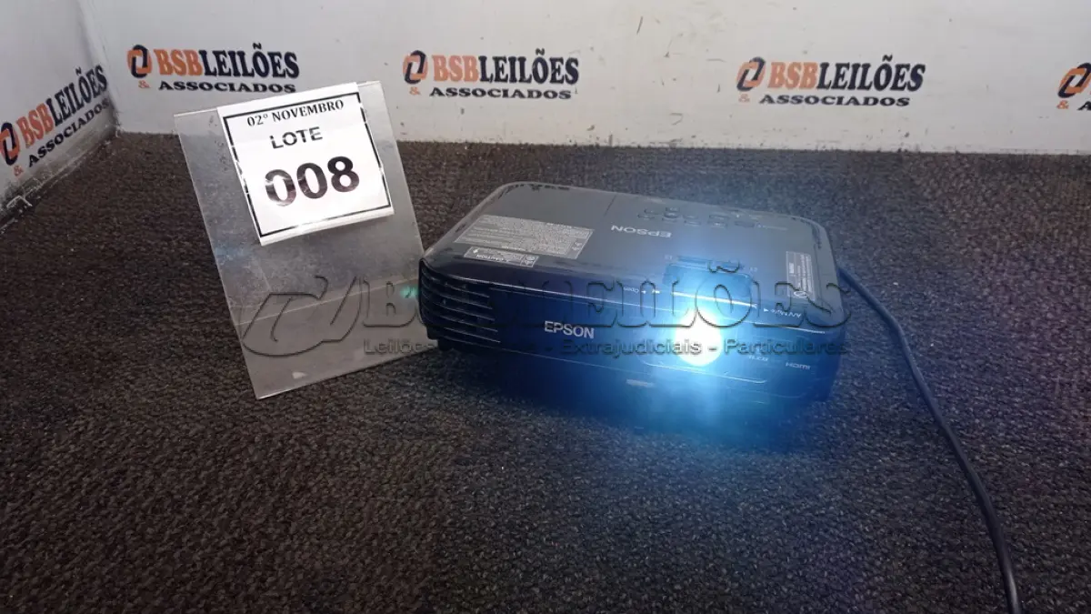 LOTE 008 - 01 PROJETOR MARCA CANON. (NO ESTADO) ATENÇÃO! FAZER A VISITAÇÃO ANTES DE ARREMATAR, NÃO SABEMOS SE FUNCIONA, LEILÃO NÃO TEM GARANTIA E NEM DEVOLUÇÃO, SUJEITO A POSSÍVEIS AVARIAS VISÍVEIS/OCULTAS E/OU AUSÊNCIA DE COMPONENTES.