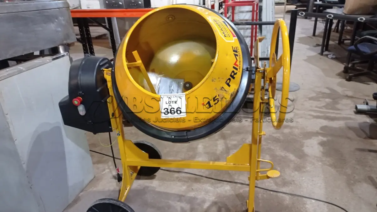 LOTE 366 - 01 BETONEIRA DE 150L MARCA MENEGOTTI (NOVA). (NO ESTADO) ATENÇÃO! FAZER A VISITAÇÃO ANTES DE ARREMATAR, NÃO SABEMOS SE FUNCIONA, LEILÃO NÃO TEM GARANTIA E NEM DEVOLUÇÃO, SUJEITO A POSSÍVEIS AVARIAS VISÍVEIS/OCULTAS E/OU AUSÊNCIA DE COMPONENTES.