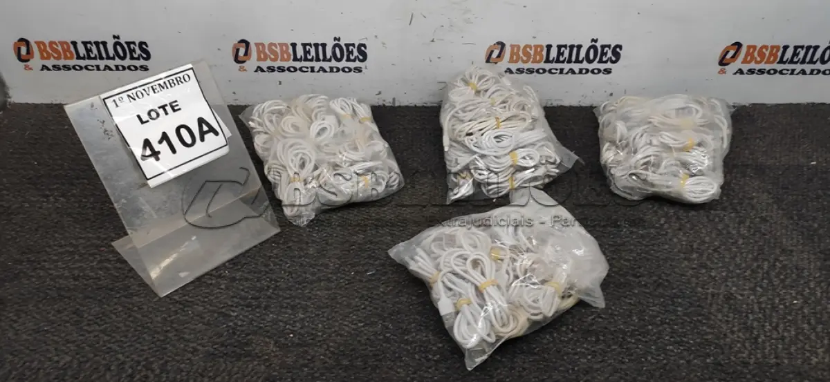 LOTE 410 - 01 LOTE COM GRANDE QUANTIDADE DE CABOS DE CARREGADOR. (NO ESTADO) ATENÇÃO! FAZER A VISITAÇÃO ANTES DE ARREMATAR, NÃO SABEMOS SE FUNCIONA, LEILÃO NÃO TEM GARANTIA E NEM DEVOLUÇÃO, SUJEITO A POSSÍVEIS AVARIAS VISÍVEIS/OCULTAS E/OU AUSÊNCIA DE COMPONENTES.