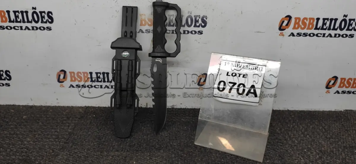 LOTE 070 - 01 FACA TÁTICA COM SOCO INGLÊS NO CABO PEDERNEIRA E AMOLADOR BAINHA DE ABS TAMANHO TOTAL 30CM. (NO ESTADO) ATENÇÃO! FAZER A VISITAÇÃO ANTES DE ARREMATAR, NÃO SABEMOS SE FUNCIONA, LEILÃO NÃO TEM GARANTIA E NEM DEVOLUÇÃO, SUJEITO A POSSÍVEIS AVARIAS VISÍVEIS/OCULTAS E/OU AUSÊNCIA DE COMPONENTES.