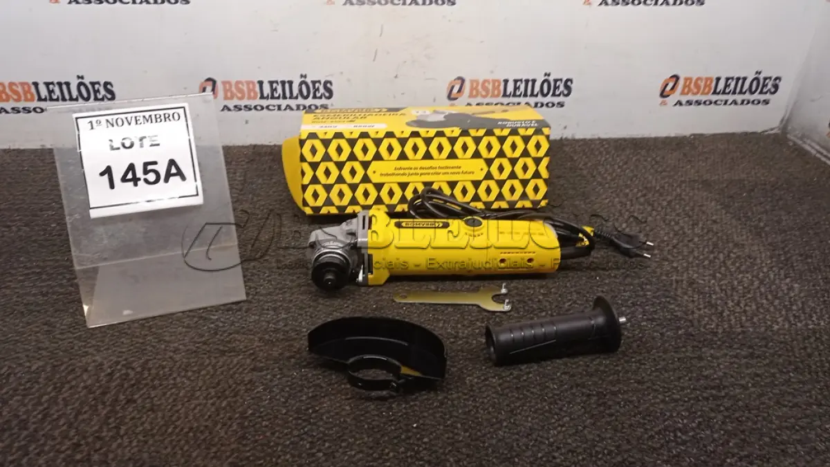 LOTE 145 - 01 ESMERILHADEIRA ANGULAR 850W 220V (PRODUTO NOVO). (NO ESTADO) ATENÇÃO! FAZER A VISITAÇÃO ANTES DE ARREMATAR, NÃO SABEMOS SE FUNCIONA, LEILÃO NÃO TEM GARANTIA E NEM DEVOLUÇÃO, SUJEITO A POSSÍVEIS AVARIAS VISÍVEIS/OCULTAS E/OU AUSÊNCIA DE COMPONENTES.