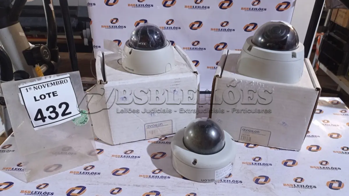LOTE 432 - 03 CÂMERAS DOME. (NO ESTADO) ATENÇÃO! FAZER A VISITAÇÃO ANTES DE ARREMATAR, NÃO SABEMOS SE FUNCIONA, LEILÃO NÃO TEM GARANTIA E NEM DEVOLUÇÃO, SUJEITO A POSSÍVEIS AVARIAS VISÍVEIS/OCULTAS E/OU AUSÊNCIA DE COMPONENTES.