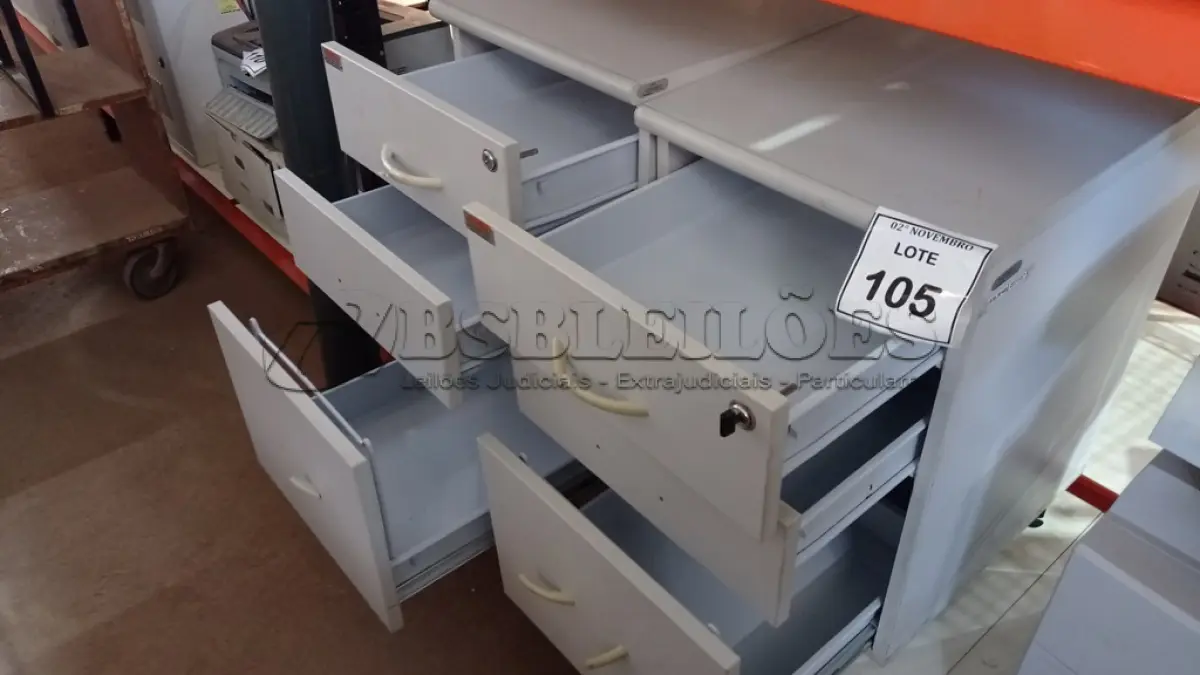 LOTE 105 - 02 GAVETEIROS COM RODINHAS COM 03 GAVETAS CADA. (NO ESTADO) ATENÇÃO! FAZER A VISITAÇÃO ANTES DE ARREMATAR, NÃO SABEMOS SE FUNCIONA, LEILÃO NÃO TEM GARANTIA E NEM DEVOLUÇÃO, SUJEITO A POSSÍVEIS AVARIAS VISÍVEIS/OCULTAS E/OU AUSÊNCIA DE COMPONENTES.