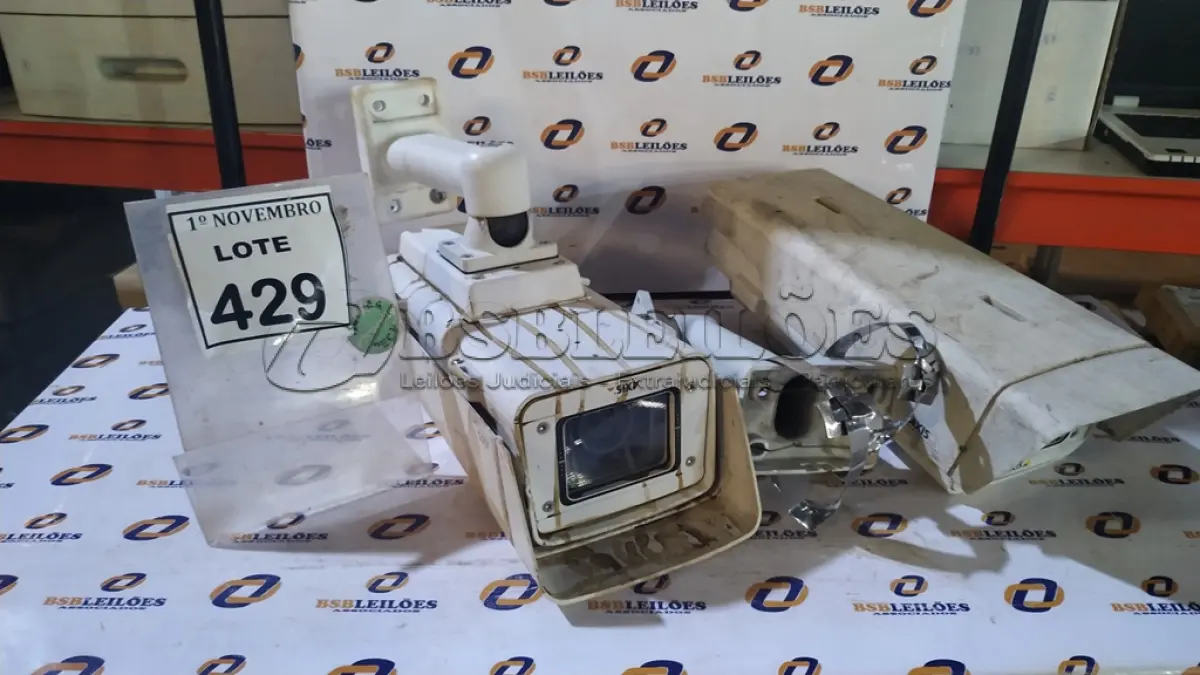 LOTE 429 - 02 CÂMERAS DE MONITORAMENTO MARCA AXIS. (NO ESTADO) ATENÇÃO! FAZER A VISITAÇÃO ANTES DE ARREMATAR, NÃO SABEMOS SE FUNCIONA, LEILÃO NÃO TEM GARANTIA E NEM DEVOLUÇÃO, SUJEITO A POSSÍVEIS AVARIAS VISÍVEIS/OCULTAS E/OU AUSÊNCIA DE COMPONENTES.
