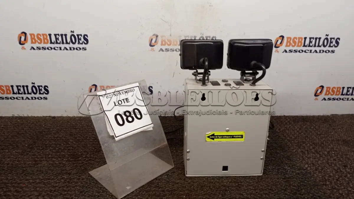 LOTE 080 - 01 ILUMINADOR DE EMERGÊNCIA MARCA ILUMAC. (NO ESTADO) ATENÇÃO! FAZER A VISITAÇÃO ANTES DE ARREMATAR, NÃO SABEMOS SE FUNCIONA, LEILÃO NÃO TEM GARANTIA E NEM DEVOLUÇÃO, SUJEITO A POSSÍVEIS AVARIAS VISÍVEIS/OCULTAS E/OU AUSÊNCIA DE COMPONENTES.