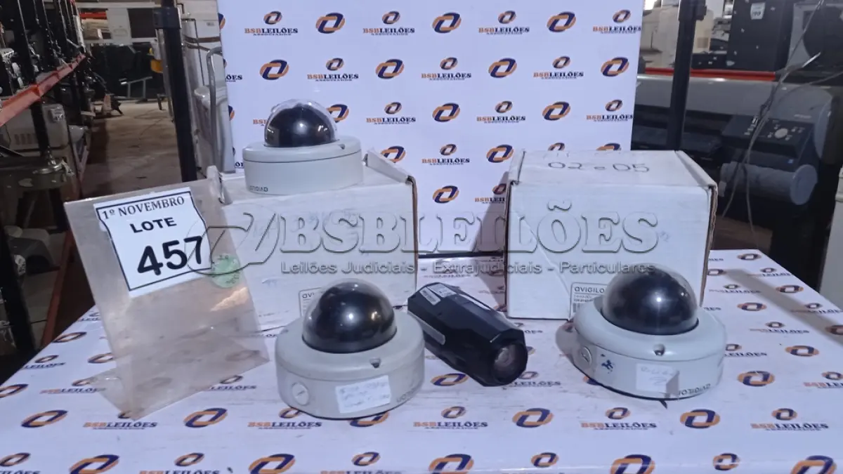 LOTE 457 - 04 CÂMERAS DE MONITORAMENTO SENDO 03 TIPO DOME. (NO ESTADO) ATENÇÃO! FAZER A VISITAÇÃO ANTES DE ARREMATAR, NÃO SABEMOS SE FUNCIONA, LEILÃO NÃO TEM GARANTIA E NEM DEVOLUÇÃO, SUJEITO A POSSÍVEIS AVARIAS VISÍVEIS/OCULTAS E/OU AUSÊNCIA DE COMPONENTES.