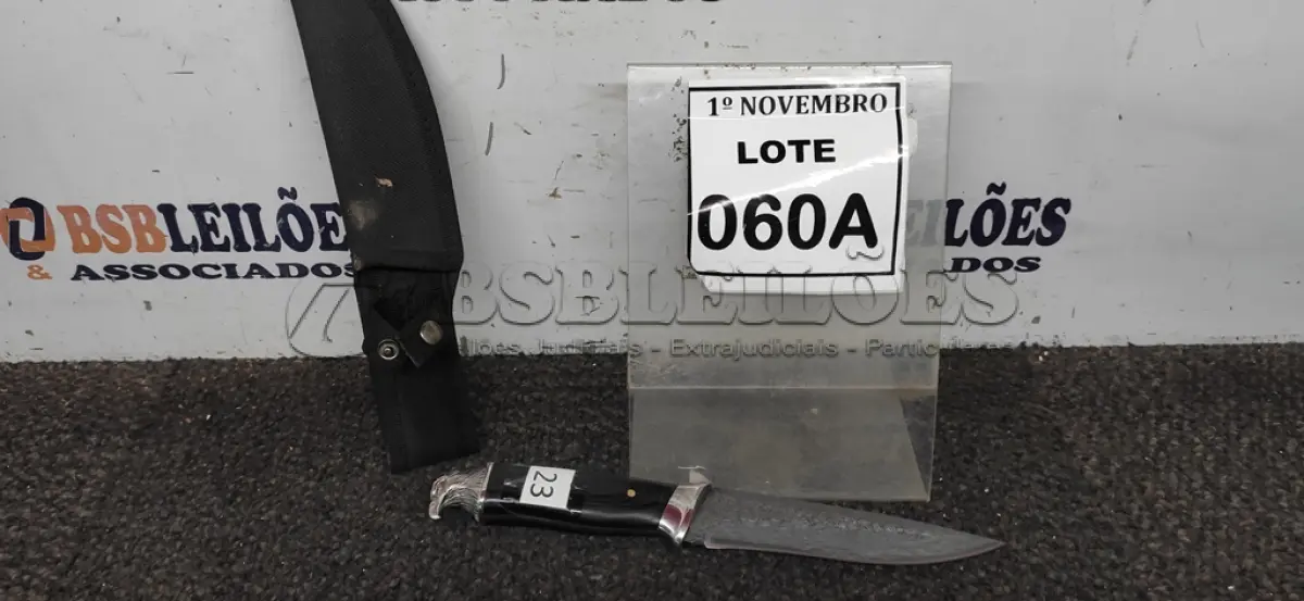 LOTE 060 - 01 FACA IMPORTADA AÇO INOXIDÁVEL CABO EM MADEIRA POMO COM UMA ÁGUIA FULL TANG BAINHA DE NYLON TAMANHO TOTAL 28CM PESO 288G JÁ AFIADA  