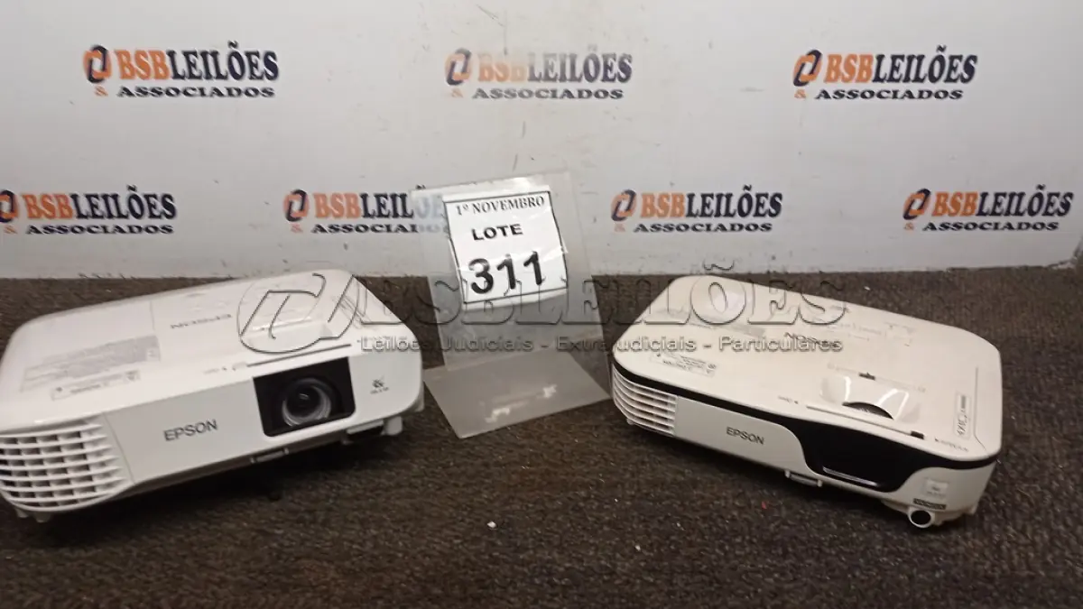 LOTE 311 - 02 PROJETORES MARCA EPSON PARA RETIRADA DE PEÇAS. (NO ESTADO) ATENÇÃO! FAZER A VISITAÇÃO ANTES DE ARREMATAR, NÃO SABEMOS SE FUNCIONA, LEILÃO NÃO TEM GARANTIA E NEM DEVOLUÇÃO, SUJEITO A POSSÍVEIS AVARIAS VISÍVEIS/OCULTAS E/OU AUSÊNCIA DE COMPONENTES.