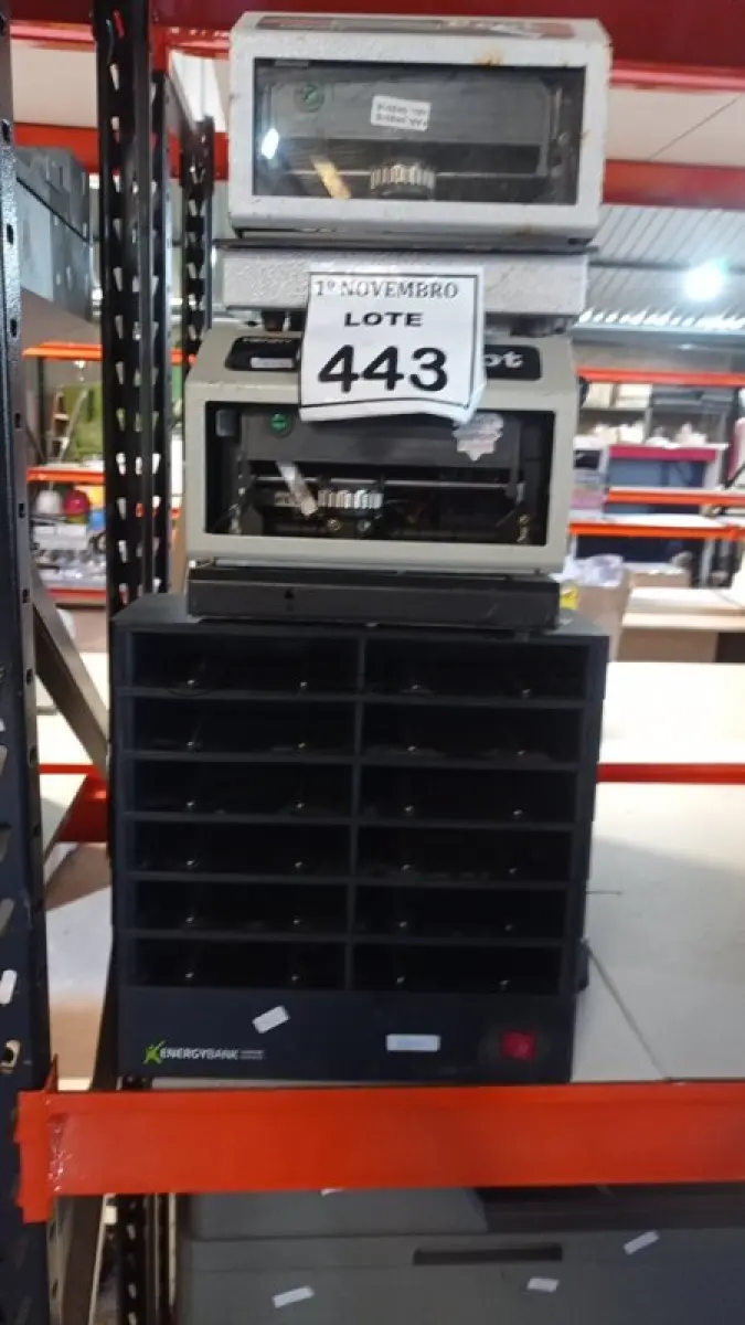 LOTE 443 - 01 GERADOR DE SINAIS DE RF PORTÁTIL, 01 ESTAÇÃO DE CARREGAMENTO MÚLTIPLO PARA POWER BANKS E 05 RELOGIOS DE PONTO PARA RETIRADA DE PEÇAS. (NO ESTADO) ATENÇÃO! FAZER A VISITAÇÃO ANTES DE ARREMATAR, NÃO SABEMOS SE FUNCIONA, LEILÃO NÃO TEM GARANTIA E NEM DEVOLUÇÃO, SUJEITO A POSSÍVEIS AVARIAS VISÍVEIS/OCULTAS E/OU AUSÊNCIA DE COMPONENTES.