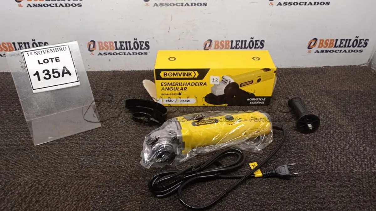 LOTE 135 - 01 ESMERILHADEIRA ANGULAR 850W 220V (PRODUTO NOVO). (NO ESTADO) ATENÇÃO! FAZER A VISITAÇÃO ANTES DE ARREMATAR, NÃO SABEMOS SE FUNCIONA, LEILÃO NÃO TEM GARANTIA E NEM DEVOLUÇÃO, SUJEITO A POSSÍVEIS AVARIAS VISÍVEIS/OCULTAS E/OU AUSÊNCIA DE COMPONENTES.