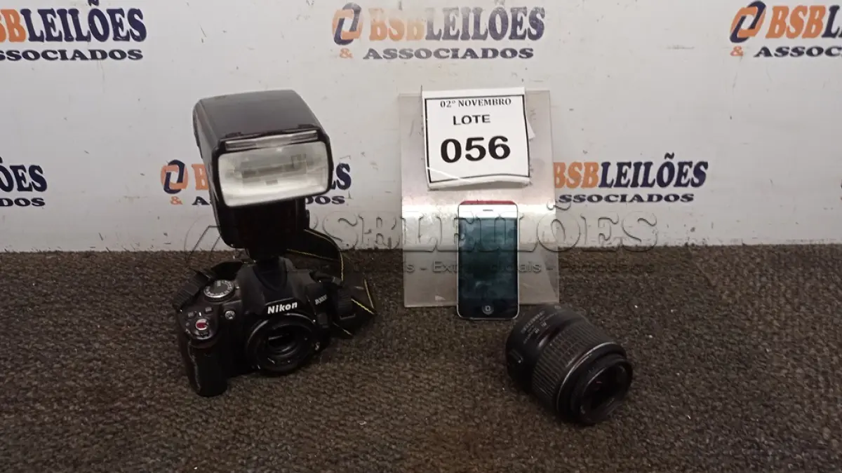 LOTE 056 - 01 MÁQUINA FOTOGRÁFICA DIGITAL MARCA NIKON MODELO D3000 COM LENTE, 01 FLASH E 01 IPHONE. (NO ESTADO) ATENÇÃO! FAZER A VISITAÇÃO ANTES DE ARREMATAR, NÃO SABEMOS SE FUNCIONA, LEILÃO NÃO TEM GARANTIA E NEM DEVOLUÇÃO, SUJEITO A POSSÍVEIS AVARIAS VISÍVEIS/OCULTAS E/OU AUSÊNCIA DE COMPONENTES.