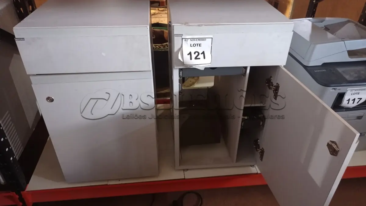 LOTE 121 - 02 ARMÁRIOS BAIXOS COM 01 GAVETA E SUPORTE PARA CPU. (NO ESTADO) ATENÇÃO! FAZER A VISITAÇÃO ANTES DE ARREMATAR, NÃO SABEMOS SE FUNCIONA, LEILÃO NÃO TEM GARANTIA E NEM DEVOLUÇÃO, SUJEITO A POSSÍVEIS AVARIAS VISÍVEIS/OCULTAS E/OU AUSÊNCIA DE COMPONENTES.