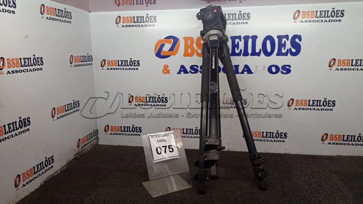 LOTE 075 - 01 TRIPÉ PARA CÂMERAS MARCA MANFROTTO. (NO ESTADO) ATENÇÃO! FAZER A VISITAÇÃO ANTES DE ARREMATAR, NÃO SABEMOS SE FUNCIONA, LEILÃO NÃO TEM GARANTIA E NEM DEVOLUÇÃO, SUJEITO A POSSÍVEIS AVARIAS VISÍVEIS/OCULTAS E/OU AUSÊNCIA DE COMPONENTES.