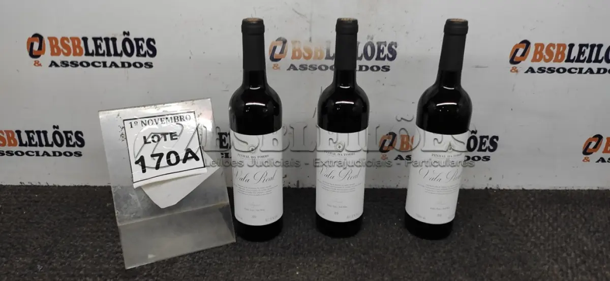LOTE 170 - 03 GARRAFAS DE VINHO TINTO SECO VALA REAL PORTUGUÊS SAFRA 2019 750ML. (NO ESTADO) ATENÇÃO! FAZER A VISITAÇÃO ANTES DE ARREMATAR, NÃO SABEMOS SE FUNCIONA, LEILÃO NÃO TEM GARANTIA E NEM DEVOLUÇÃO, SUJEITO A POSSÍVEIS AVARIAS VISÍVEIS/OCULTAS E/OU AUSÊNCIA DE COMPONENTES.