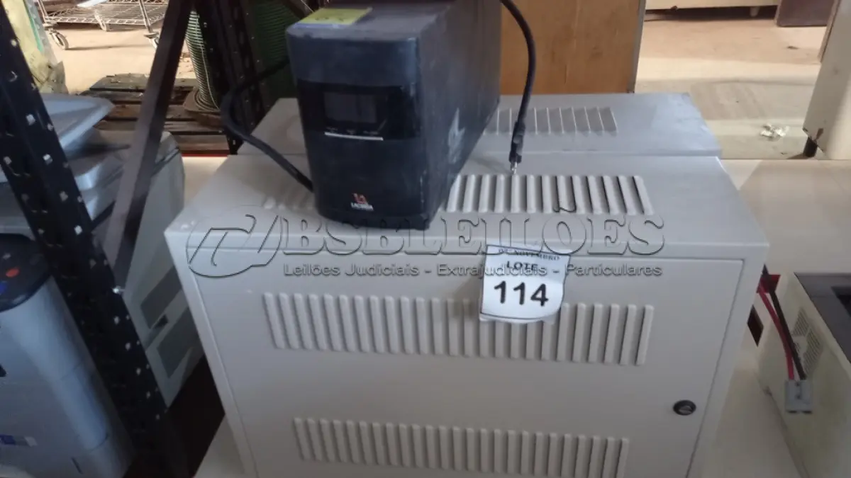 LOTE 114 - 02 BANCOS DE BATERIAS VAZIOS E 01 NOBREAK MARCA LACERDA. (NO ESTADO) ATENÇÃO! FAZER A VISITAÇÃO ANTES DE ARREMATAR, NÃO SABEMOS SE FUNCIONA, LEILÃO NÃO TEM GARANTIA E NEM DEVOLUÇÃO, SUJEITO A POSSÍVEIS AVARIAS VISÍVEIS/OCULTAS E/OU AUSÊNCIA DE COMPONENTES.