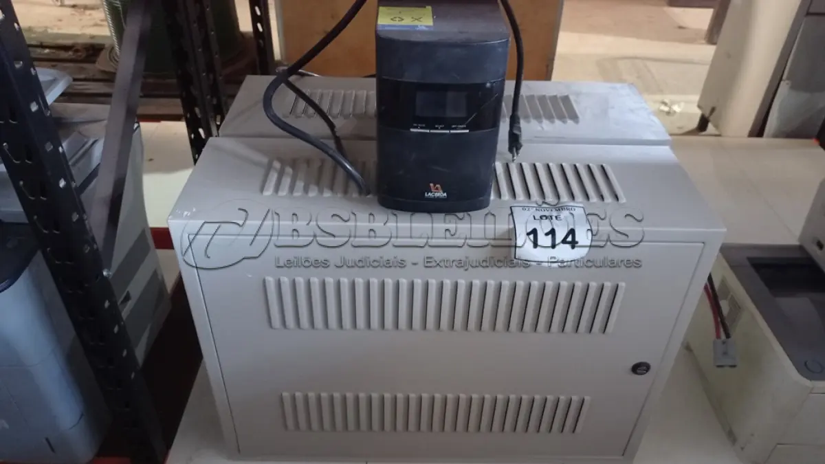 LOTE 114 - 02 BANCOS DE BATERIAS VAZIOS E 01 NOBREAK MARCA LACERDA. (NO ESTADO) ATENÇÃO! FAZER A VISITAÇÃO ANTES DE ARREMATAR, NÃO SABEMOS SE FUNCIONA, LEILÃO NÃO TEM GARANTIA E NEM DEVOLUÇÃO, SUJEITO A POSSÍVEIS AVARIAS VISÍVEIS/OCULTAS E/OU AUSÊNCIA DE COMPONENTES.