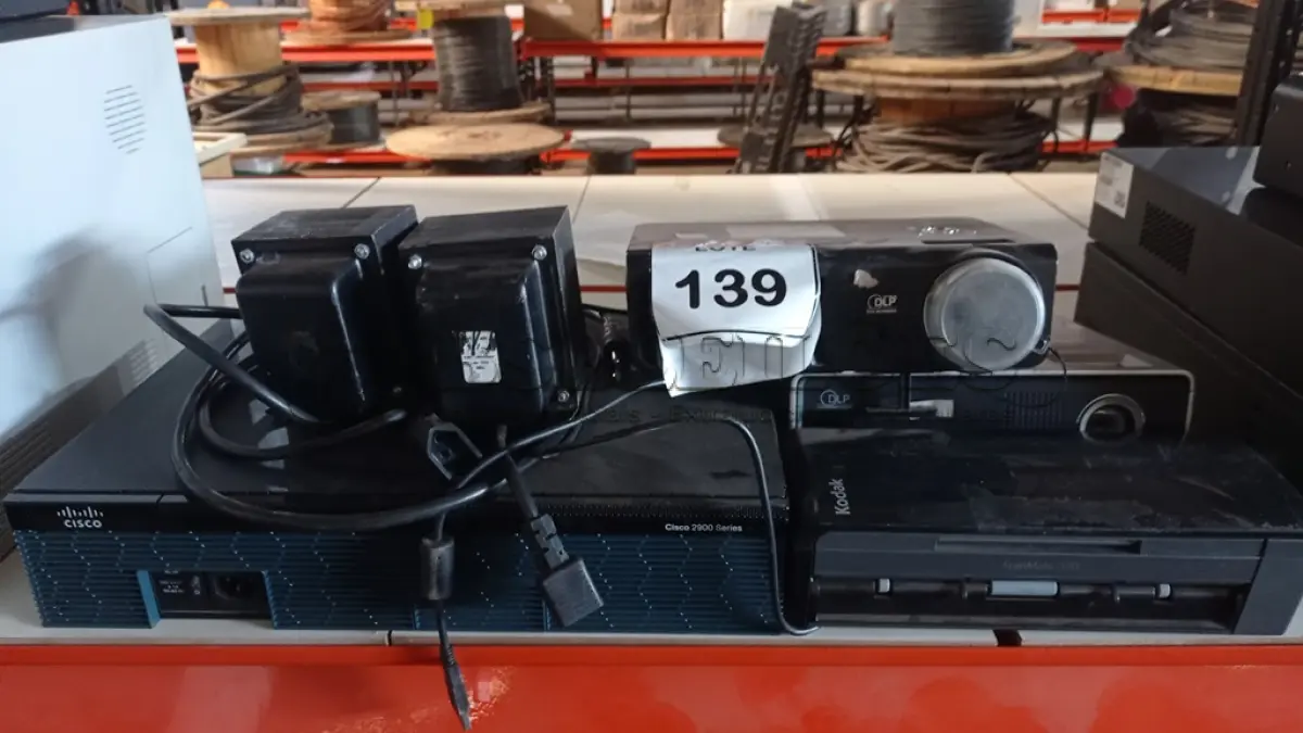 LOTE 139 - 01 SCANNER MODELO I940 MARCA KODAK, 02 PROJETORES MARCA LG, 01 ROTEADOR CISCO 2900 SERIES E 02 TRANSFORMADORES. (NO ESTADO) ATENÇÃO! FAZER A VISITAÇÃO ANTES DE ARREMATAR, NÃO SABEMOS SE FUNCIONA, LEILÃO NÃO TEM GARANTIA E NEM DEVOLUÇÃO, SUJEITO A POSSÍVEIS AVARIAS VISÍVEIS/OCULTAS E/OU AUSÊNCIA DE COMPONENTES.