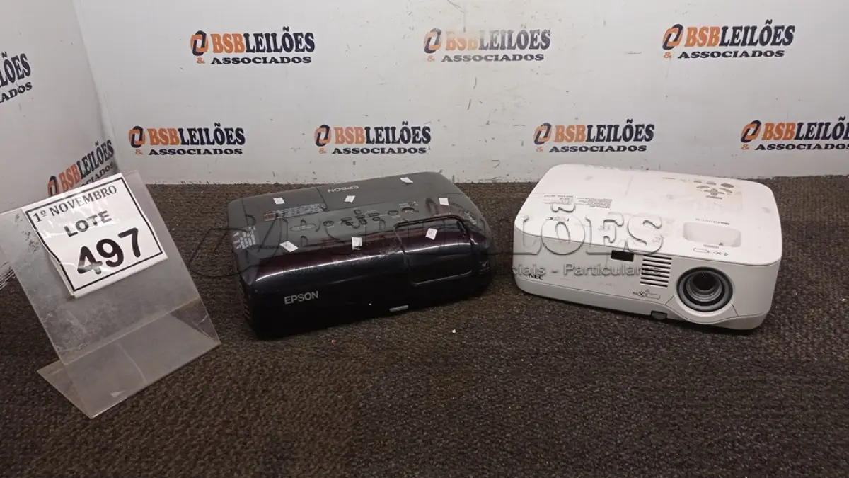 LOTE 497 - 02 PROJETORES MARCAS EPSON E NEC. (NO ESTADO) ATENÇÃO! FAZER A VISITAÇÃO ANTES DE ARREMATAR, NÃO SABEMOS SE FUNCIONA, LEILÃO NÃO TEM GARANTIA E NEM DEVOLUÇÃO, SUJEITO A POSSÍVEIS AVARIAS VISÍVEIS/OCULTAS E/OU AUSÊNCIA DE COMPONENTES.