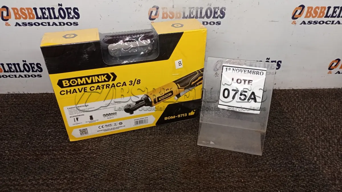 LOTE 075 - 01 CHAVE CATRACA 3/8 COM DUAS BATERIAS MALETA E ACESSÓRIOS (PRODUTO NOVO). (NO ESTADO) ATENÇÃO! FAZER A VISITAÇÃO ANTES DE ARREMATAR, NÃO SABEMOS SE FUNCIONA, LEILÃO NÃO TEM GARANTIA E NEM DEVOLUÇÃO, SUJEITO A POSSÍVEIS AVARIAS VISÍVEIS/OCULTAS E/OU AUSÊNCIA DE COMPONENTES.