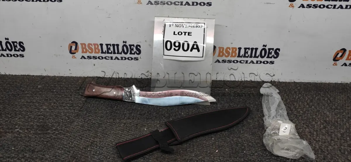 LOTE 090 - 01 FACA IMPORTADA AÇO INOXIDÁVEL CABO EM MADEIRA COM DETALHE DE ESCORPIÃO NA GUARDA  FULL TANG BAINHA DE NYLON TAMANHO TOTAL 32CM PESO 390G JÁ AFIADA. (NO ESTADO) ATENÇÃO! FAZER A VISITAÇÃO ANTES DE ARREMATAR, NÃO SABEMOS SE FUNCIONA, LEILÃO NÃO TEM GARANTIA E NEM DEVOLUÇÃO, SUJEITO A POSSÍVEIS AVARIAS VISÍVEIS/OCULTAS E/OU AUSÊNCIA DE COMPONENTES.
