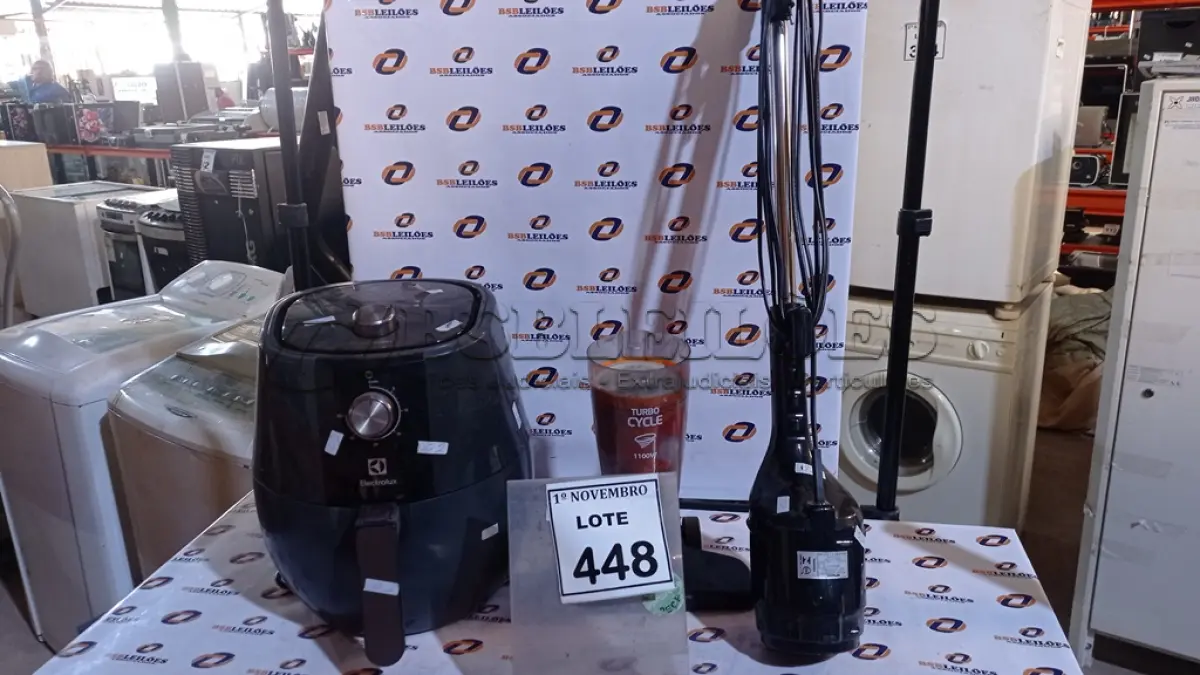LOTE 448 - 01 AIR FRYER MARCA ELECTROLUX E 01 ASPIRADOR DE PÓ MARCA MONDIAL. (NO ESTADO) ATENÇÃO! FAZER A VISITAÇÃO ANTES DE ARREMATAR, NÃO SABEMOS SE FUNCIONA, LEILÃO NÃO TEM GARANTIA E NEM DEVOLUÇÃO, SUJEITO A POSSÍVEIS AVARIAS VISÍVEIS/OCULTAS E/OU AUSÊNCIA DE COMPONENTES