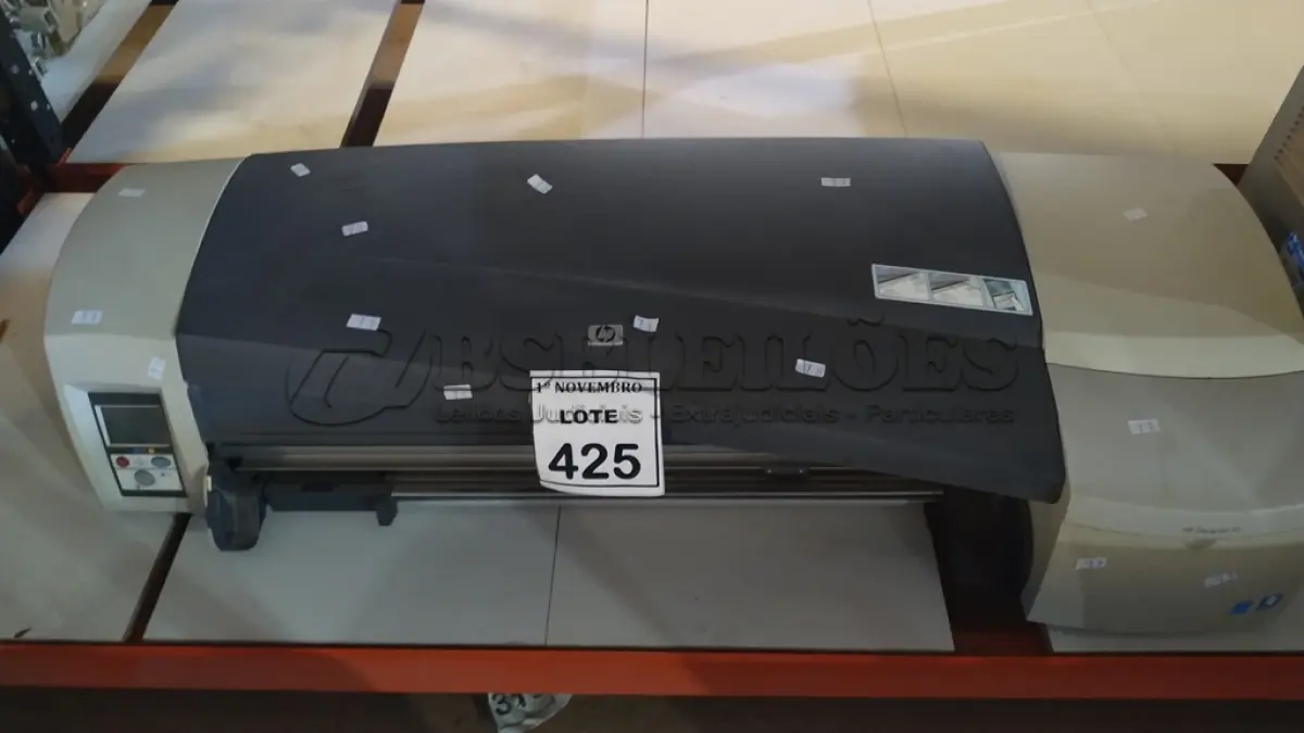 LOTE 425 - 01 PLOTTER DE MESA MODELO DESIGNJET 111 MARCA HP. (NO ESTADO) ATENÇÃO! FAZER A VISITAÇÃO ANTES DE ARREMATAR, NÃO SABEMOS SE FUNCIONA, LEILÃO NÃO TEM GARANTIA E NEM DEVOLUÇÃO, SUJEITO A POSSÍVEIS AVARIAS VISÍVEIS/OCULTAS E/OU AUSÊNCIA DE COMPONENTES.
